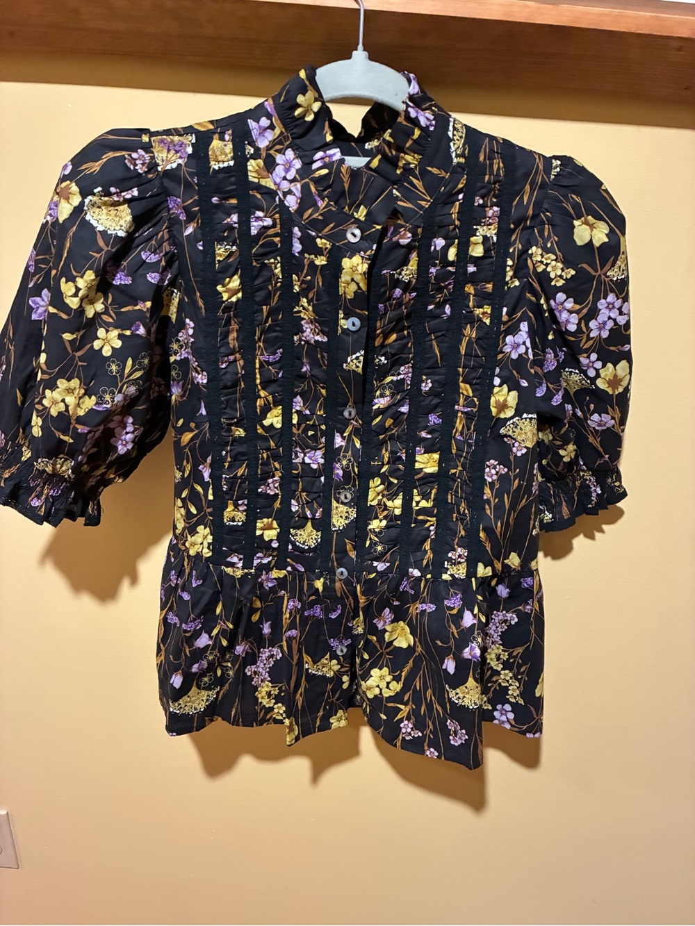 entro Black Floral Pintuck Puff-Sleeve Blouse